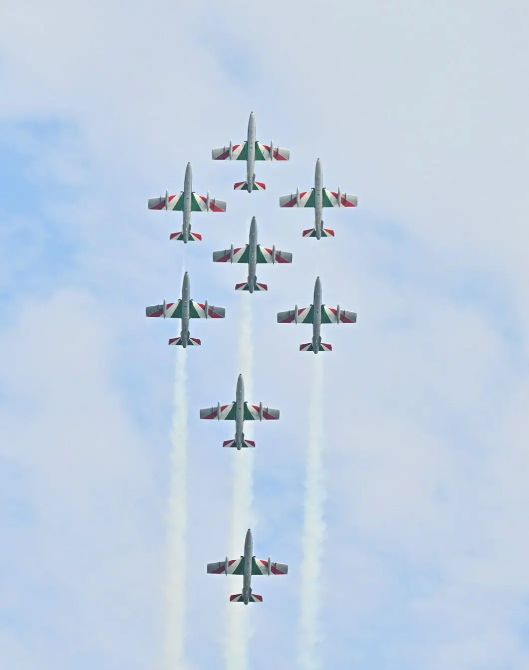 Incerti, fino all'ultimo. Fino a quando il tricolore non ha riempito il cielo di Lignano. L'airshow delle Frecce ha sfidato l'allerta meteo, passata da gialla ad arancione, e ha incantato il litorale friulano. Migliaia le persone con il naso in sù a vedere le acrobazie della Pan