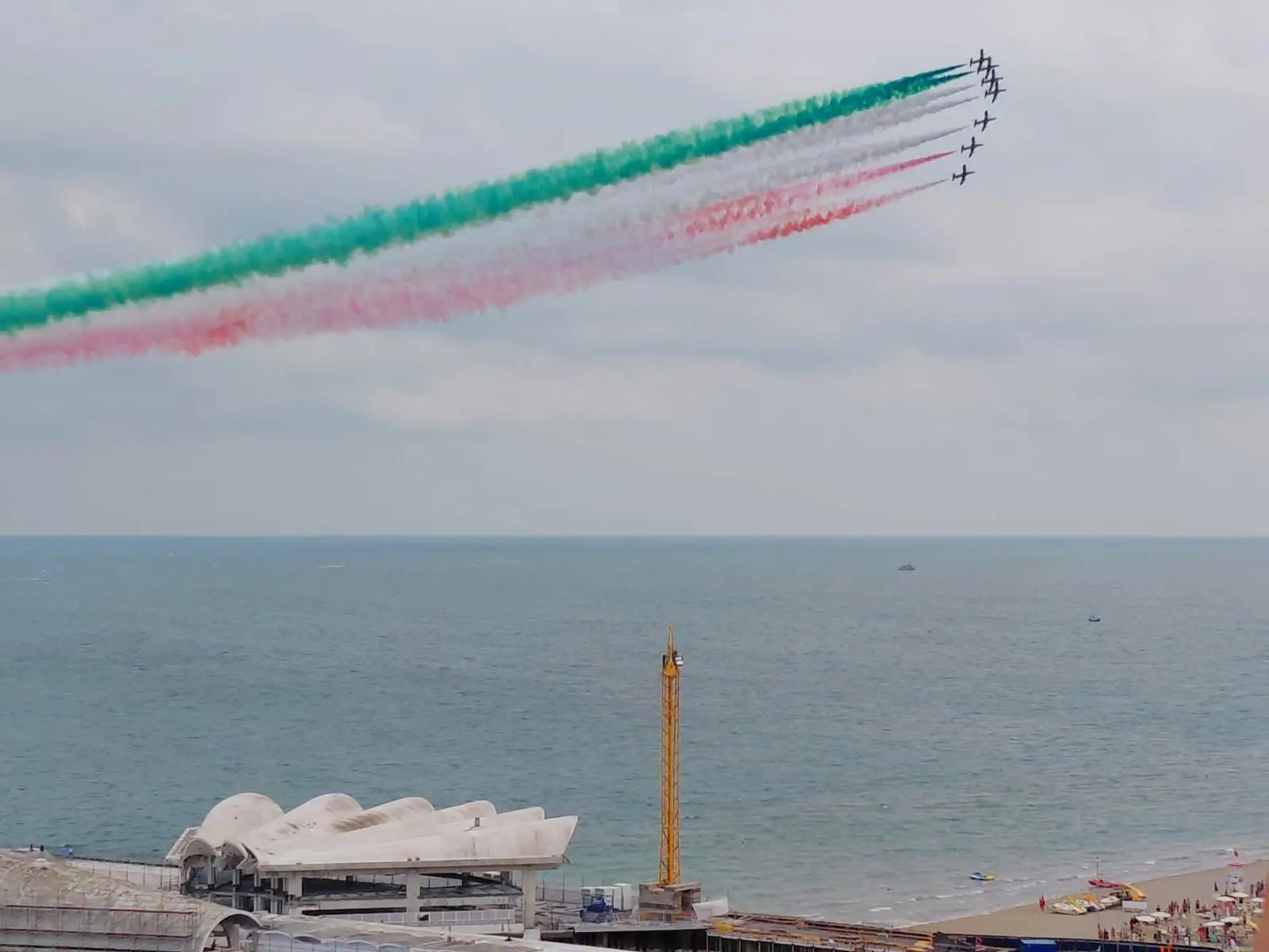 Incerti, fino all'ultimo. Fino a quando il tricolore non ha riempito il cielo di Lignano. L'airshow delle Frecce ha sfidato l'allerta meteo, passata da gialla ad arancione, e ha incantato il litorale friulano. Migliaia le persone con il naso in sù a vedere le acrobazie della Pan