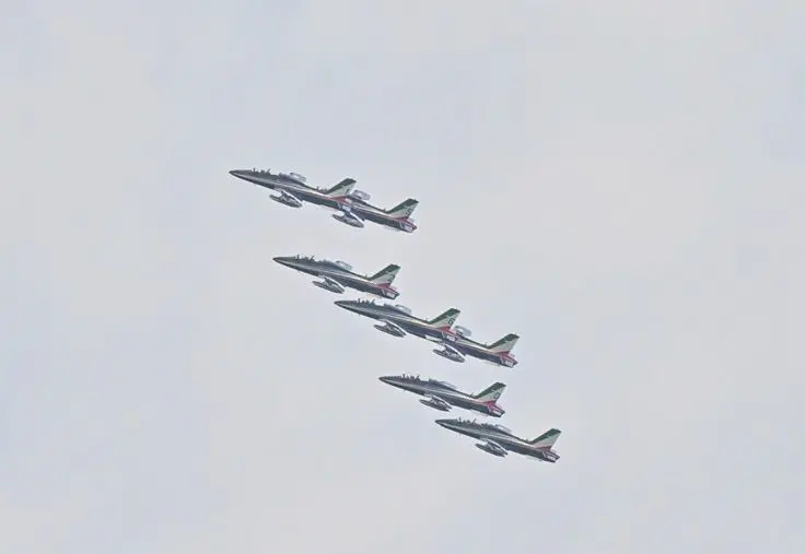 Incerti, fino all'ultimo. Fino a quando il tricolore non ha riempito il cielo di Lignano. L'airshow delle Frecce ha sfidato l'allerta meteo, passata da gialla ad arancione, e ha incantato il litorale friulano. Migliaia le persone con il naso in sù a vedere le acrobazie della Pan