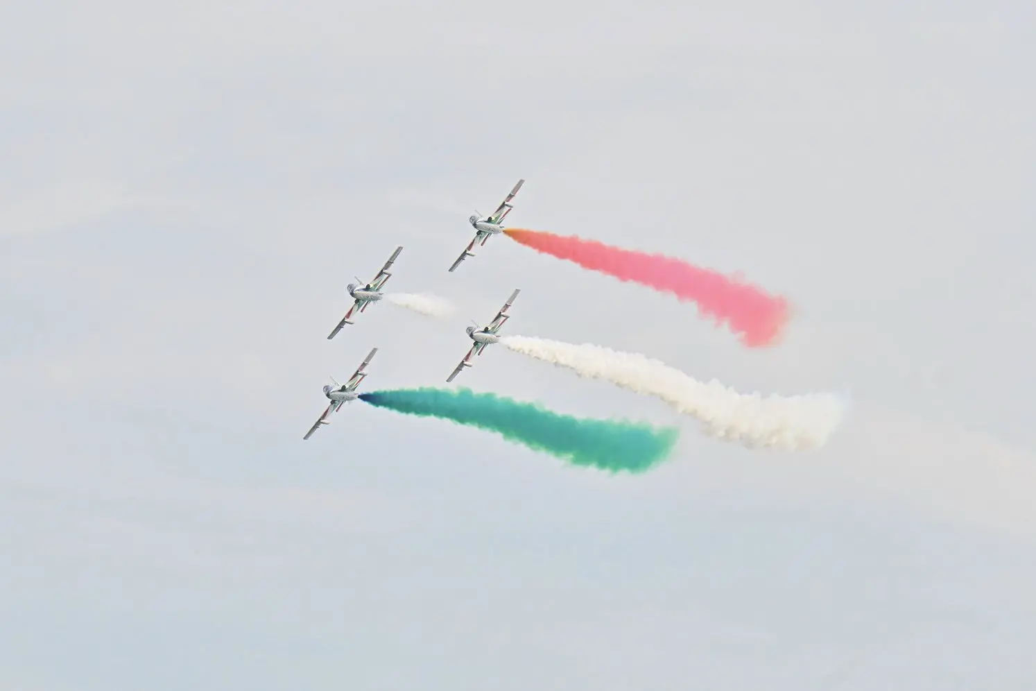 Incerti, fino all'ultimo. Fino a quando il tricolore non ha riempito il cielo di Lignano. L'airshow delle Frecce ha sfidato l'allerta meteo, passata da gialla ad arancione, e ha incantato il litorale friulano. Migliaia le persone con il naso in sù a vedere le acrobazie della Pan