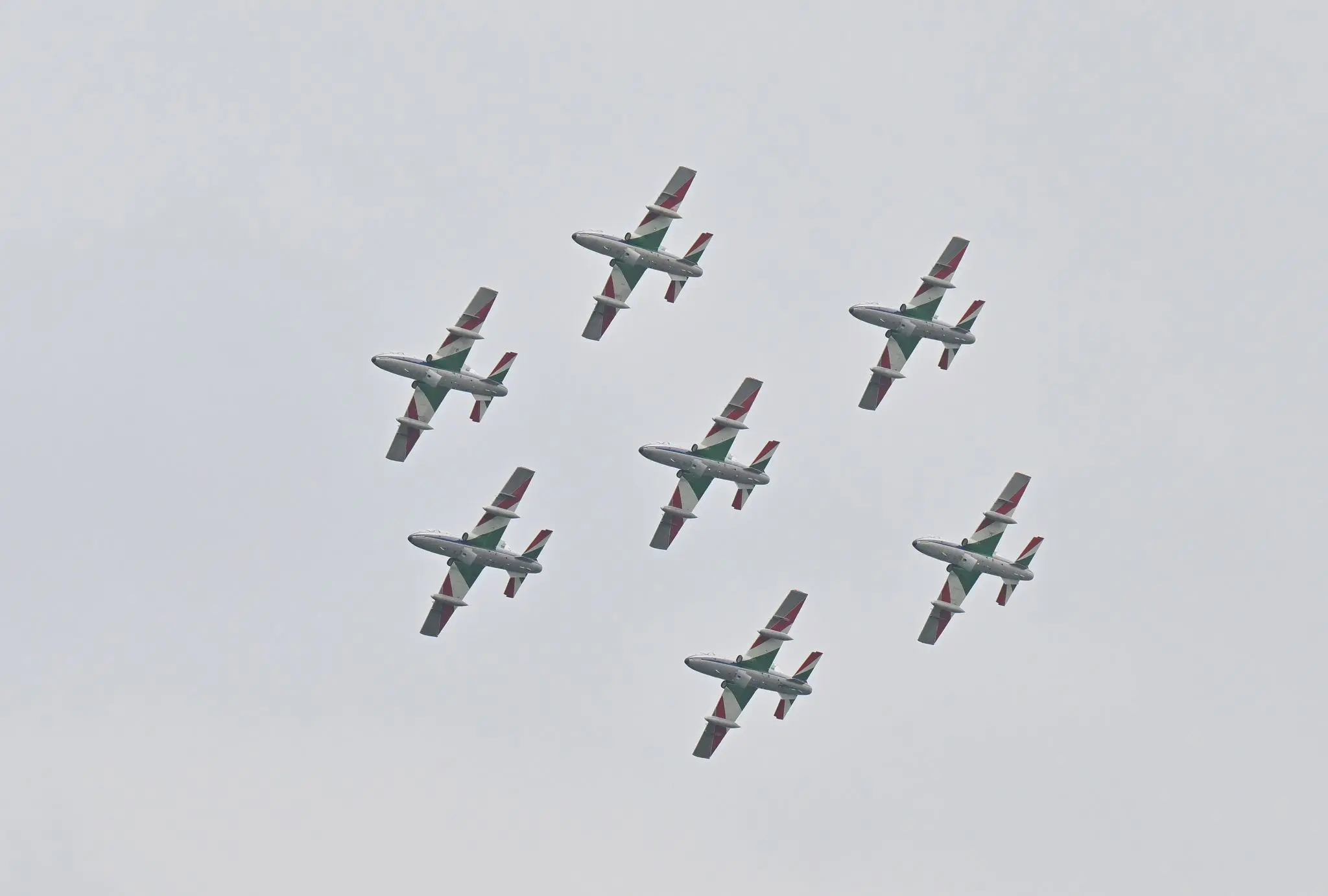 Incerti, fino all'ultimo. Fino a quando il tricolore non ha riempito il cielo di Lignano. L'airshow delle Frecce ha sfidato l'allerta meteo, passata da gialla ad arancione, e ha incantato il litorale friulano. Migliaia le persone con il naso in sù a vedere le acrobazie della Pan