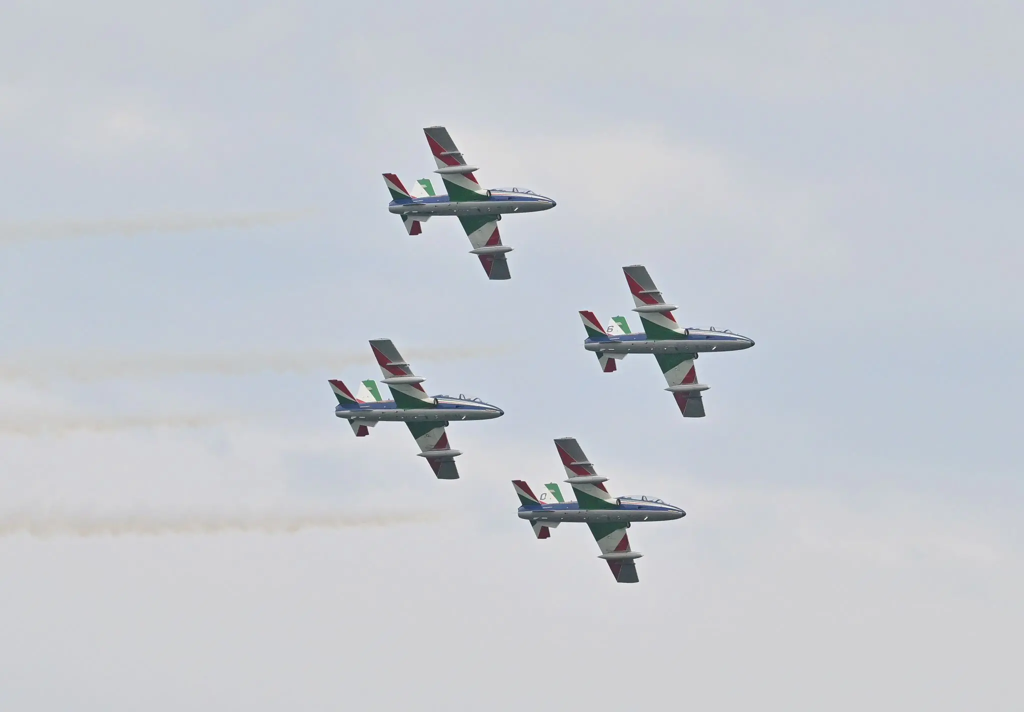 Incerti, fino all'ultimo. Fino a quando il tricolore non ha riempito il cielo di Lignano. L'airshow delle Frecce ha sfidato l'allerta meteo, passata da gialla ad arancione, e ha incantato il litorale friulano. Migliaia le persone con il naso in sù a vedere le acrobazie della Pan