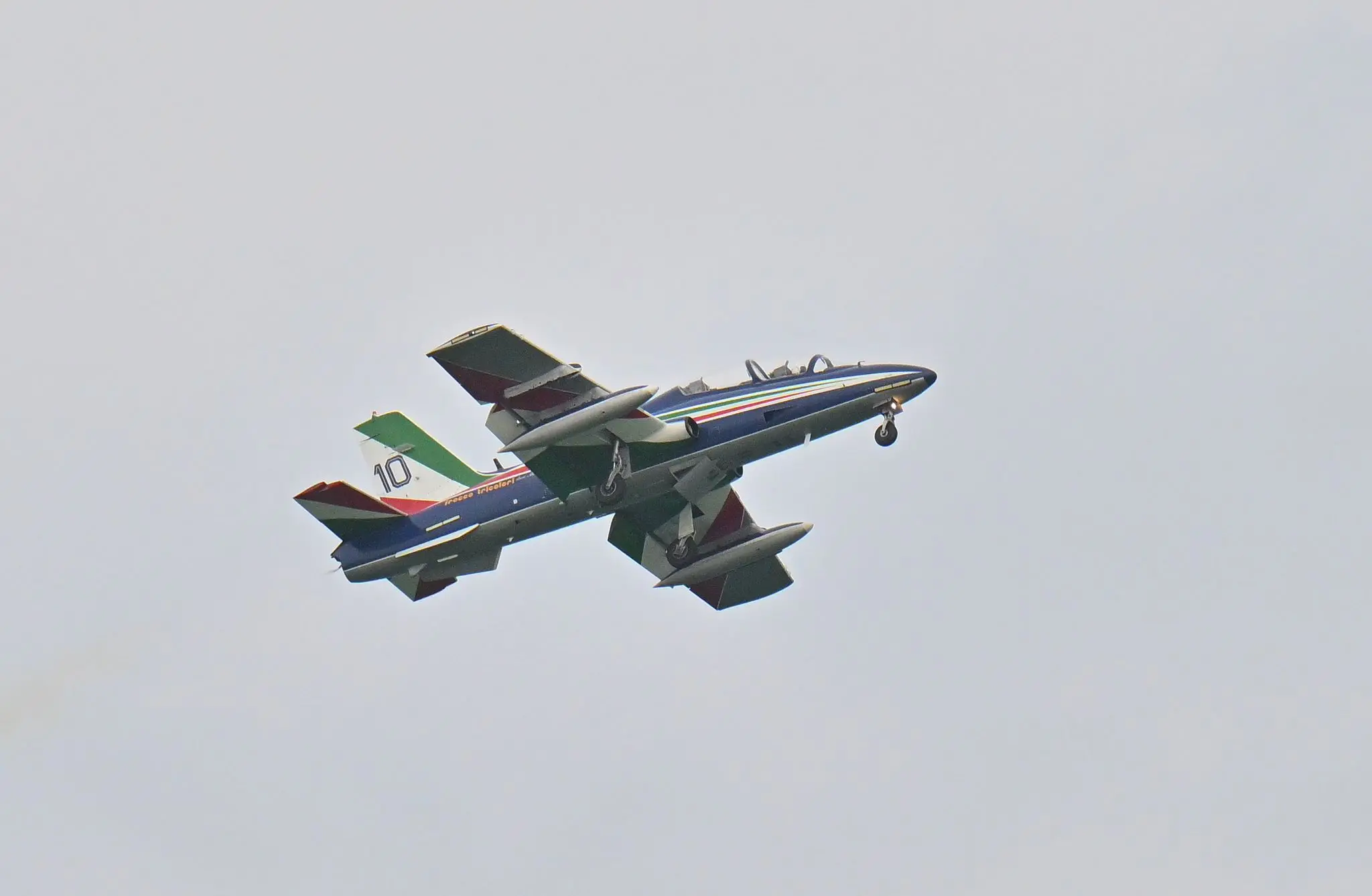 Incerti, fino all'ultimo. Fino a quando il tricolore non ha riempito il cielo di Lignano. L'airshow delle Frecce ha sfidato l'allerta meteo, passata da gialla ad arancione, e ha incantato il litorale friulano. Migliaia le persone con il naso in sù a vedere le acrobazie della Pan