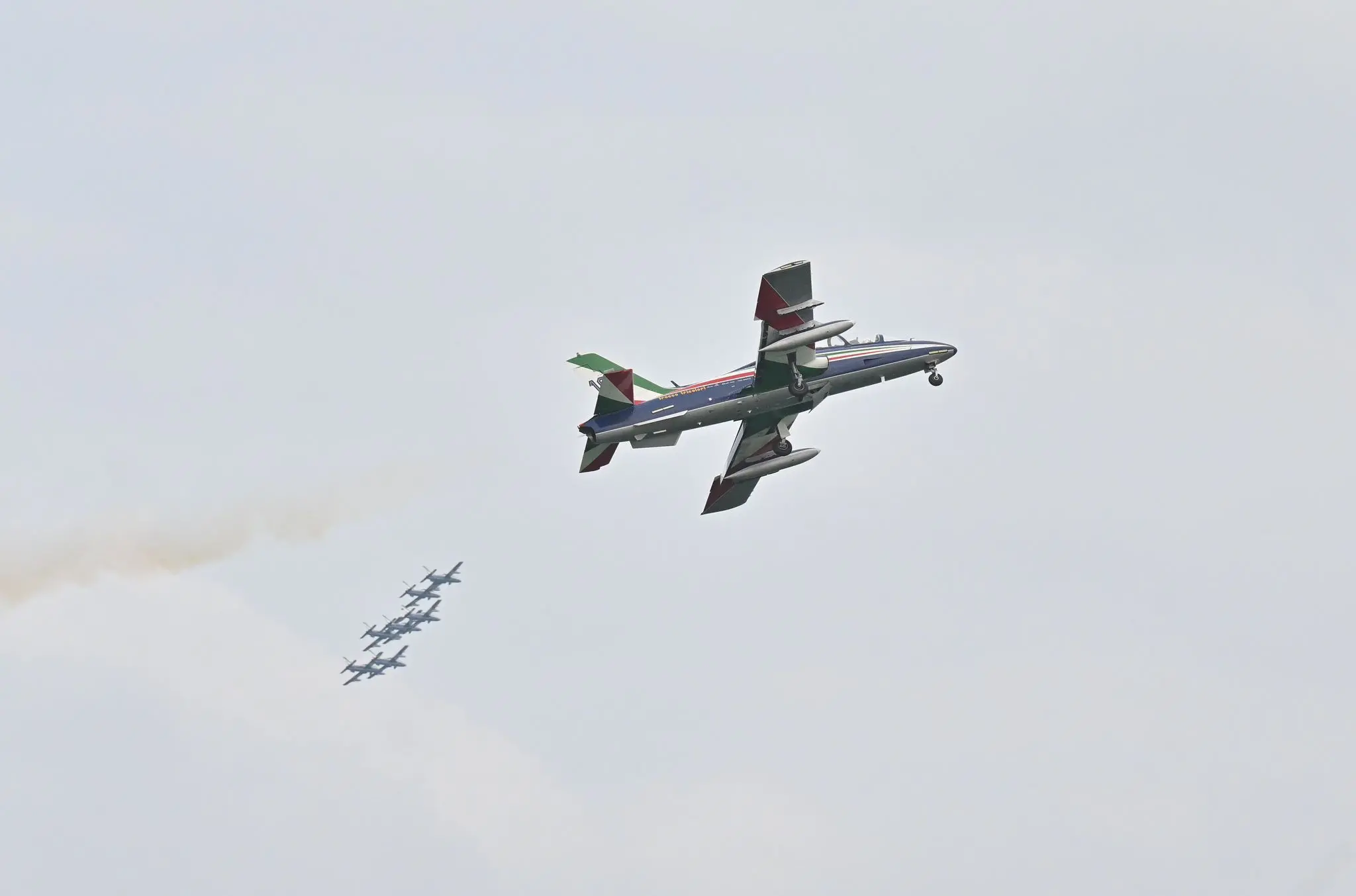 Incerti, fino all'ultimo. Fino a quando il tricolore non ha riempito il cielo di Lignano. L'airshow delle Frecce ha sfidato l'allerta meteo, passata da gialla ad arancione, e ha incantato il litorale friulano. Migliaia le persone con il naso in sù a vedere le acrobazie della Pan