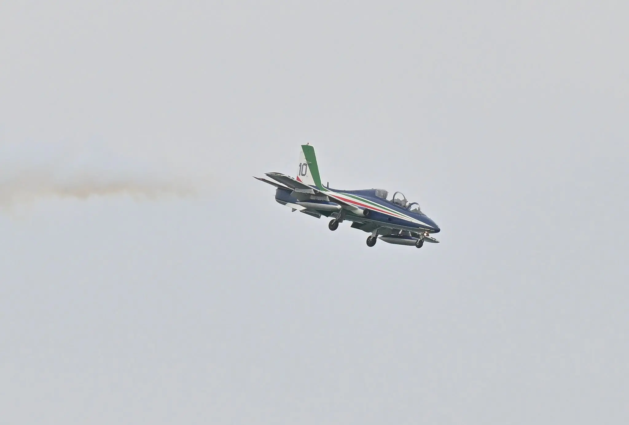 Incerti, fino all'ultimo. Fino a quando il tricolore non ha riempito il cielo di Lignano. L'airshow delle Frecce ha sfidato l'allerta meteo, passata da gialla ad arancione, e ha incantato il litorale friulano. Migliaia le persone con il naso in sù a vedere le acrobazie della Pan