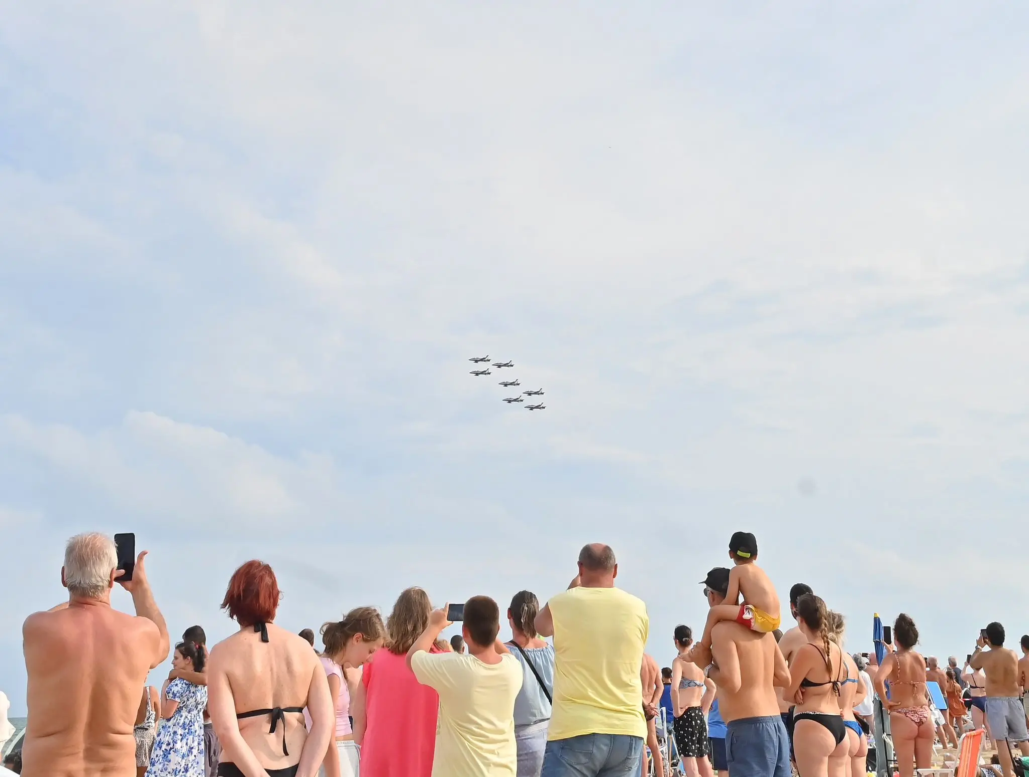 Incerti, fino all'ultimo. Fino a quando il tricolore non ha riempito il cielo di Lignano. L'airshow delle Frecce ha sfidato l'allerta meteo, passata da gialla ad arancione, e ha incantato il litorale friulano. Migliaia le persone con il naso in sù a vedere le acrobazie della Pan