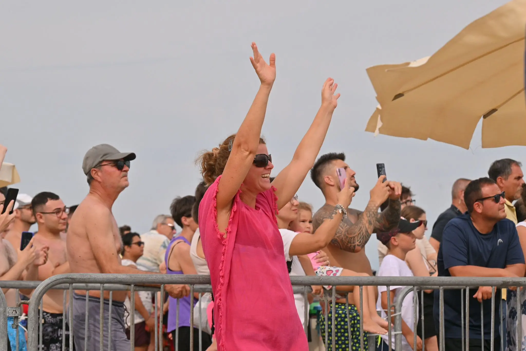 Incerti, fino all'ultimo. Fino a quando il tricolore non ha riempito il cielo di Lignano. L'airshow delle Frecce ha sfidato l'allerta meteo, passata da gialla ad arancione, e ha incantato il litorale friulano. Migliaia le persone con il naso in sù a vedere le acrobazie della Pan