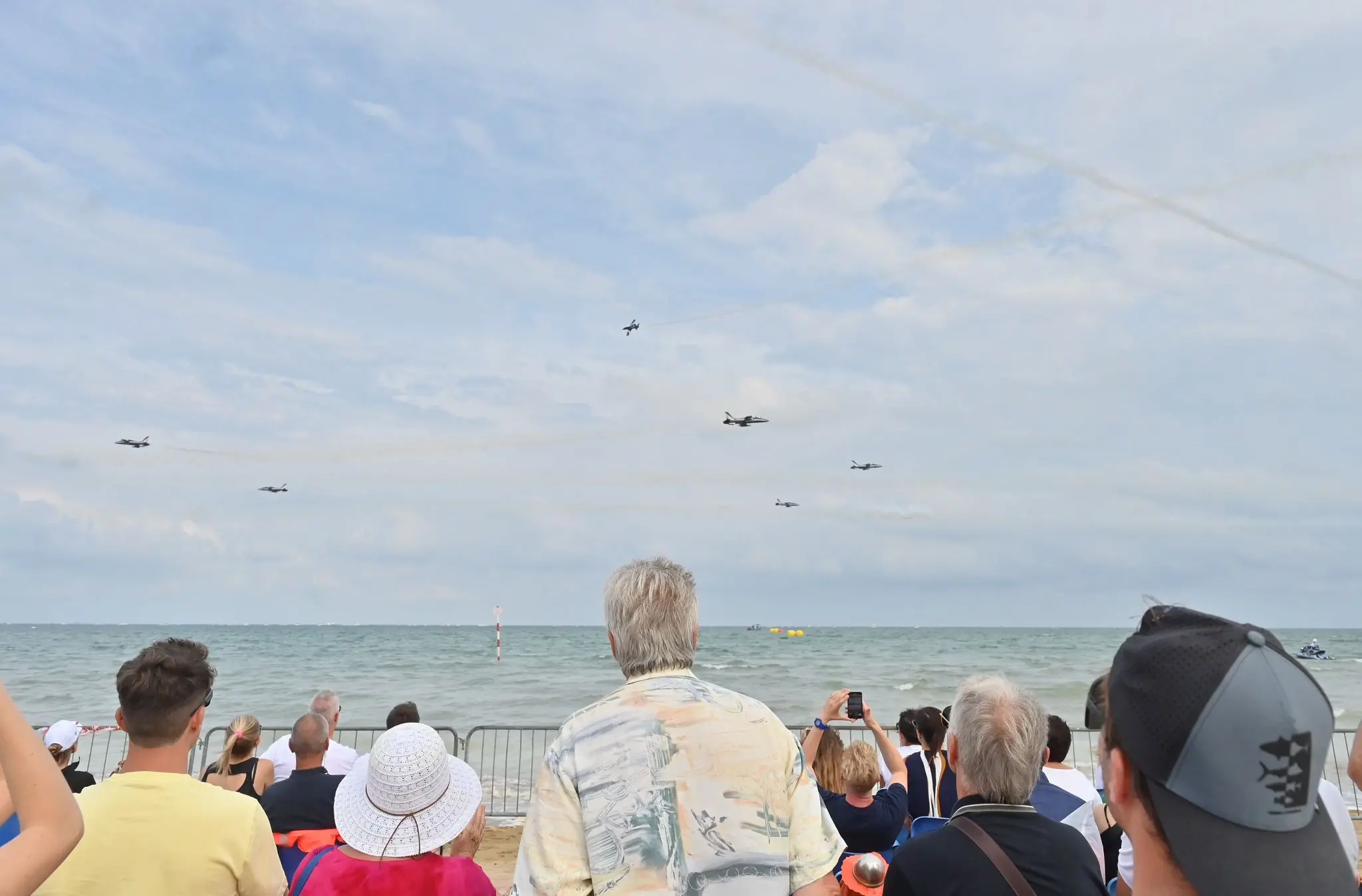 Incerti, fino all'ultimo. Fino a quando il tricolore non ha riempito il cielo di Lignano. L'airshow delle Frecce ha sfidato l'allerta meteo, passata da gialla ad arancione, e ha incantato il litorale friulano. Migliaia le persone con il naso in sù a vedere le acrobazie della Pan