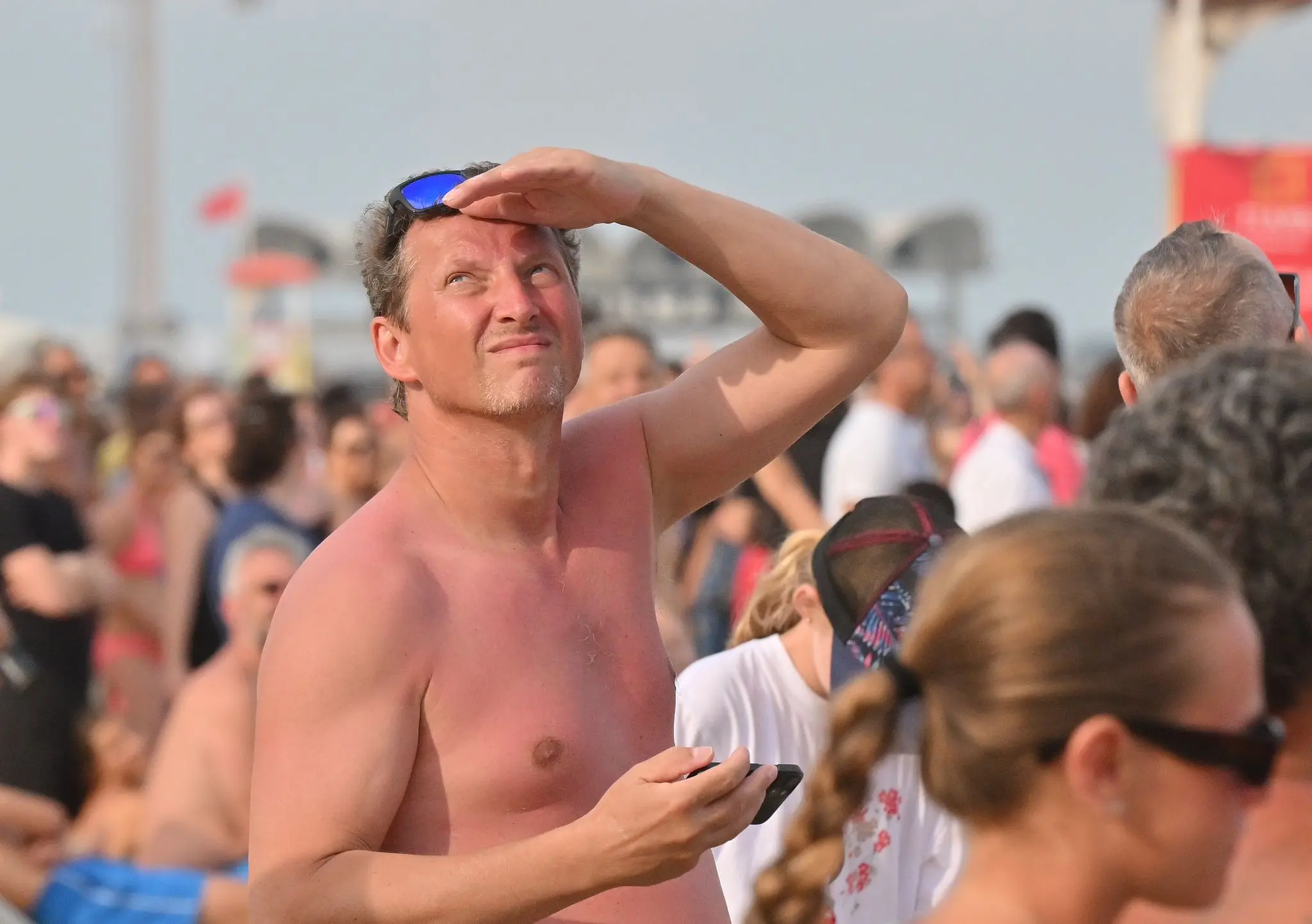 Incerti, fino all'ultimo. Fino a quando il tricolore non ha riempito il cielo di Lignano. L'airshow delle Frecce ha sfidato l'allerta meteo, passata da gialla ad arancione, e ha incantato il litorale friulano. Migliaia le persone con il naso in sù a vedere le acrobazie della Pan