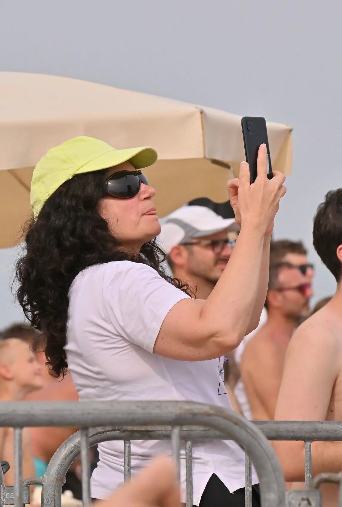 Incerti, fino all'ultimo. Fino a quando il tricolore non ha riempito il cielo di Lignano. L'airshow delle Frecce ha sfidato l'allerta meteo, passata da gialla ad arancione, e ha incantato il litorale friulano. Migliaia le persone con il naso in sù a vedere le acrobazie della Pan