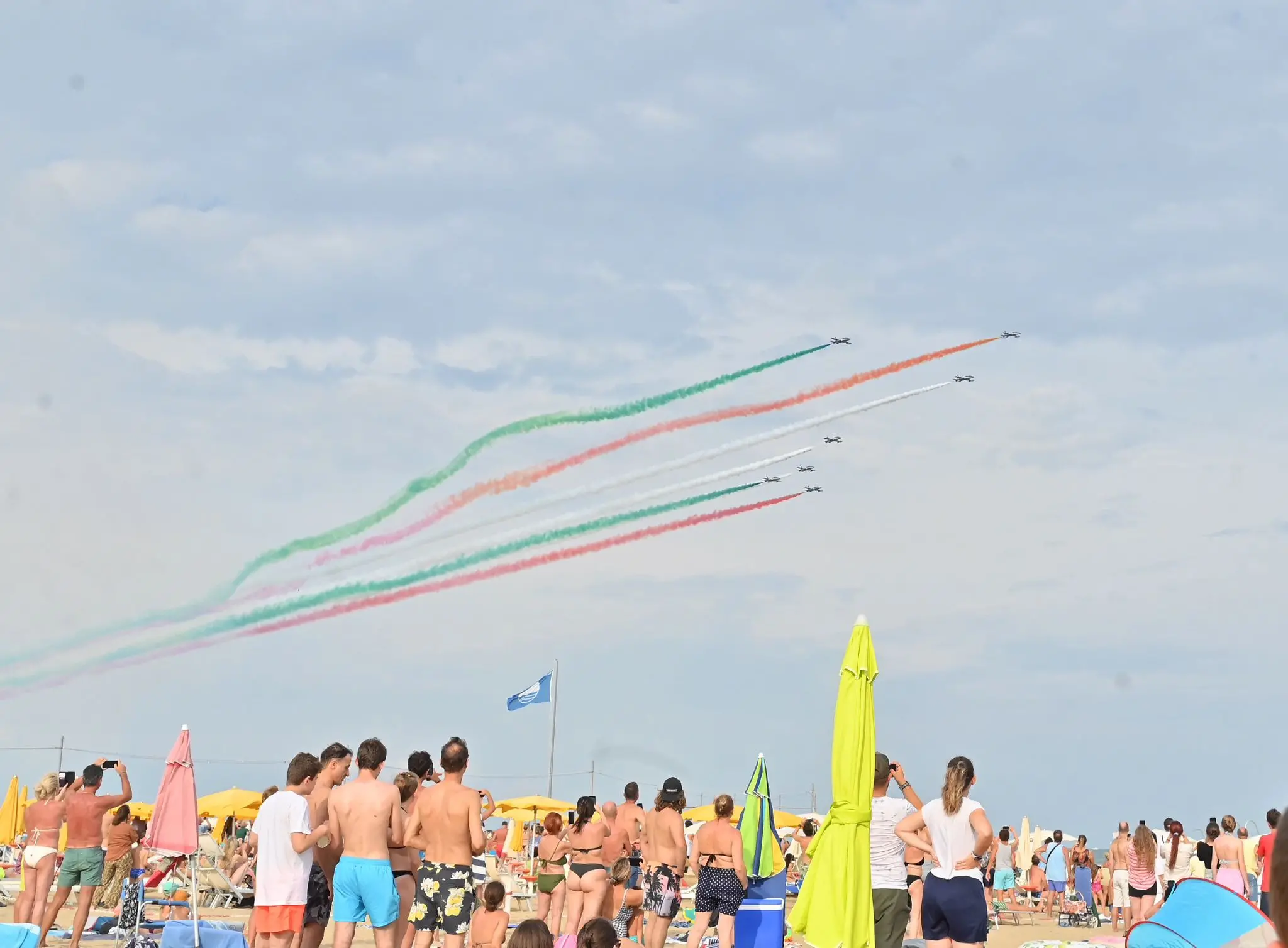 Incerti, fino all'ultimo. Fino a quando il tricolore non ha riempito il cielo di Lignano. L'airshow delle Frecce ha sfidato l'allerta meteo, passata da gialla ad arancione, e ha incantato il litorale friulano. Migliaia le persone con il naso in sù a vedere le acrobazie della Pan