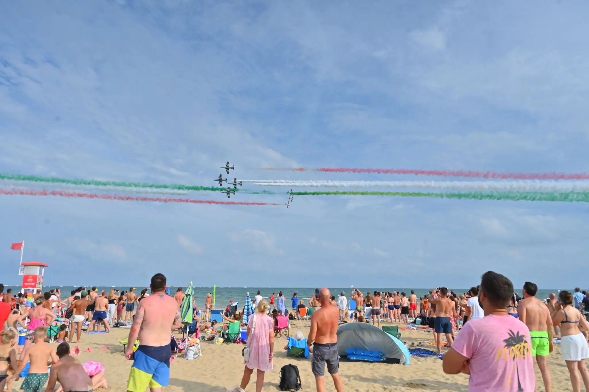 Incerti, fino all'ultimo. Fino a quando il tricolore non ha riempito il cielo di Lignano. L'airshow delle Frecce ha sfidato l'allerta meteo, passata da gialla ad arancione, e ha incantato il litorale friulano. Migliaia le persone con il naso in sù a vedere le acrobazie della Pan