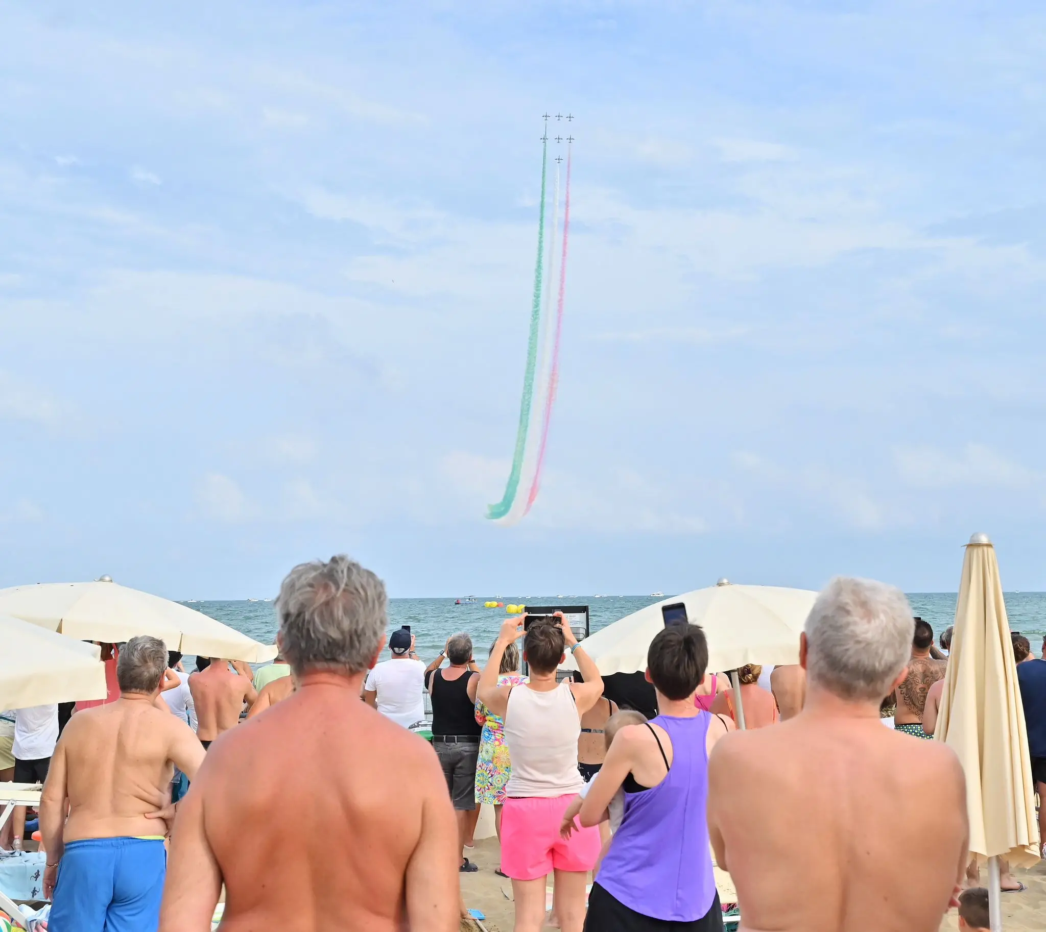 Incerti, fino all'ultimo. Fino a quando il tricolore non ha riempito il cielo di Lignano. L'airshow delle Frecce ha sfidato l'allerta meteo, passata da gialla ad arancione, e ha incantato il litorale friulano. Migliaia le persone con il naso in sù a vedere le acrobazie della Pan