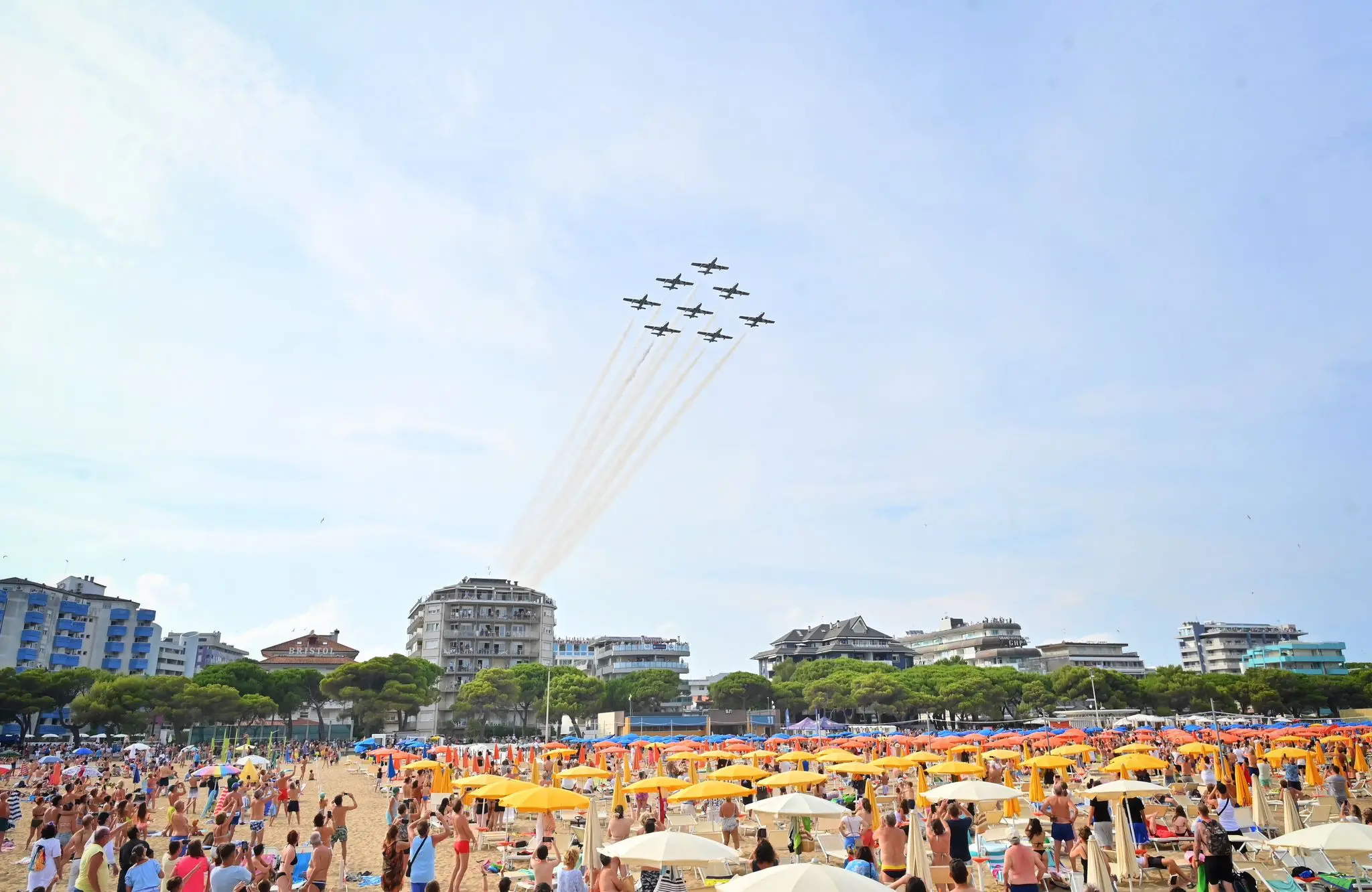 Incerti, fino all'ultimo. Fino a quando il tricolore non ha riempito il cielo di Lignano. L'airshow delle Frecce ha sfidato l'allerta meteo, passata da gialla ad arancione, e ha incantato il litorale friulano. Migliaia le persone con il naso in sù a vedere le acrobazie della Pan