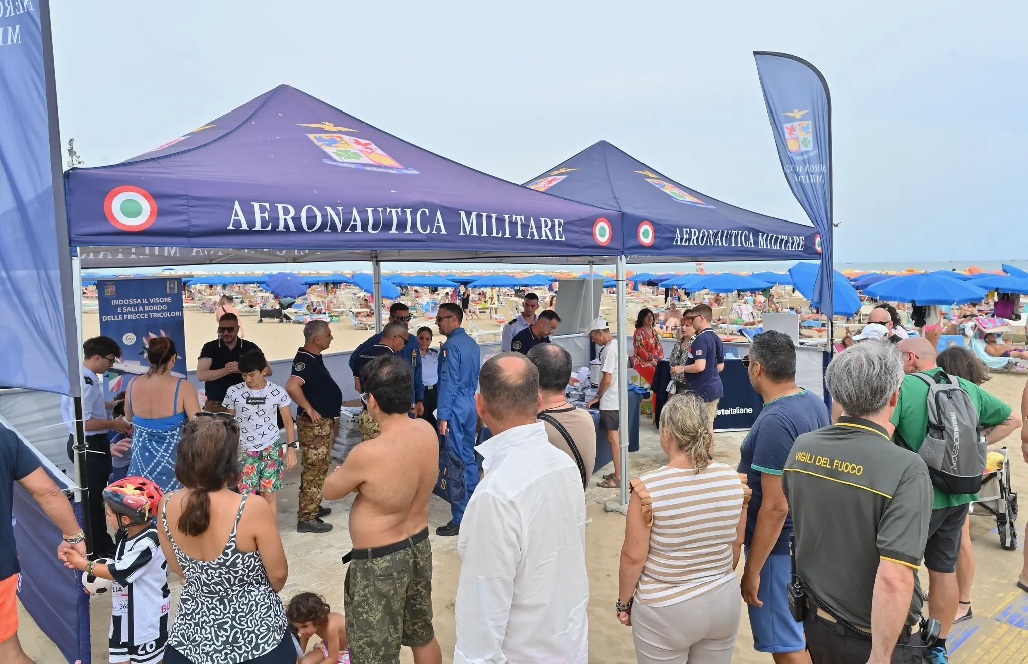Incerti, fino all'ultimo. Fino a quando il tricolore non ha riempito il cielo di Lignano. L'airshow delle Frecce ha sfidato l'allerta meteo, passata da gialla ad arancione, e ha incantato il litorale friulano. Migliaia le persone con il naso in sù a vedere le acrobazie della Pan
