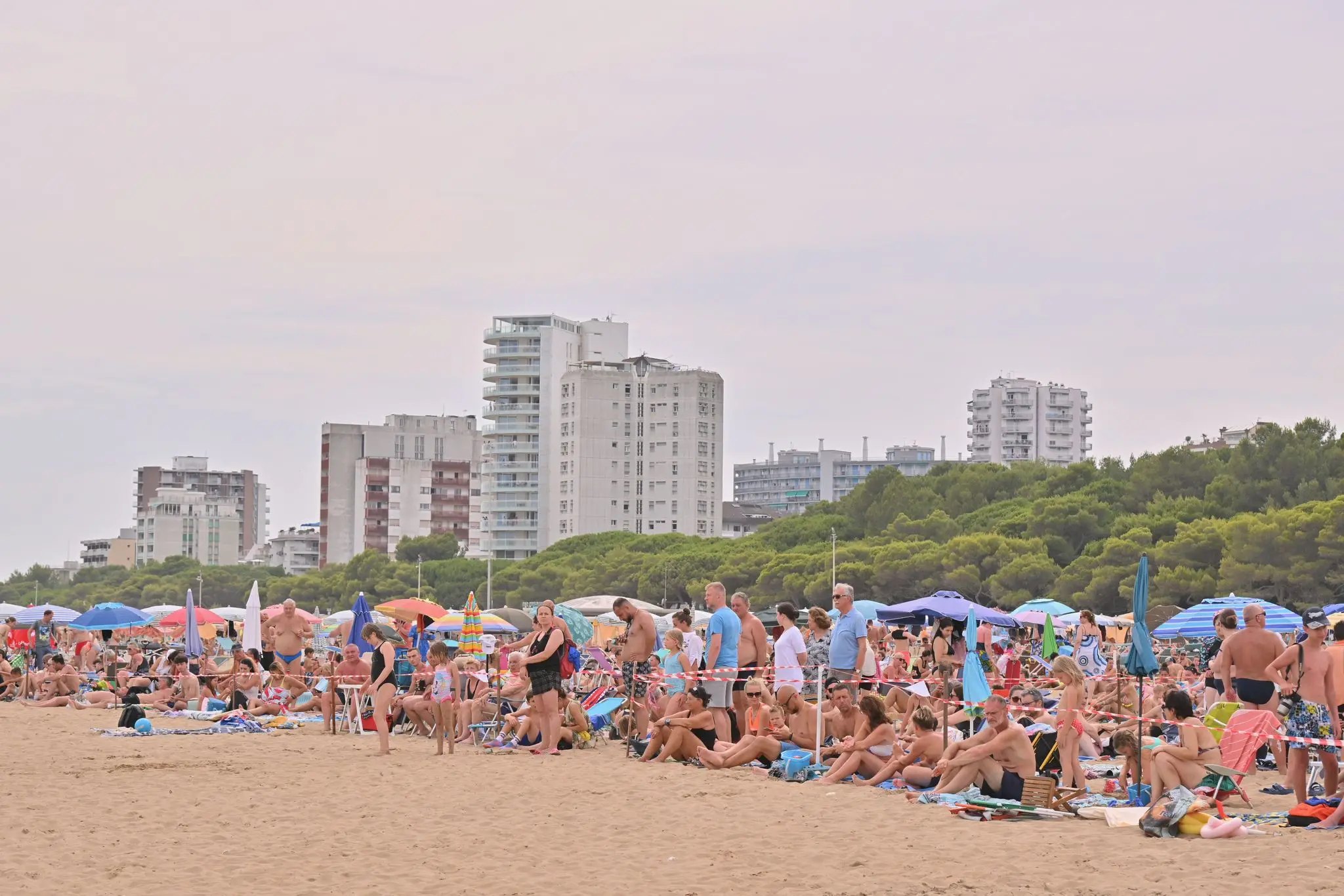 Incerti, fino all'ultimo. Fino a quando il tricolore non ha riempito il cielo di Lignano. L'airshow delle Frecce ha sfidato l'allerta meteo, passata da gialla ad arancione, e ha incantato il litorale friulano. Migliaia le persone con il naso in sù a vedere le acrobazie della Pan