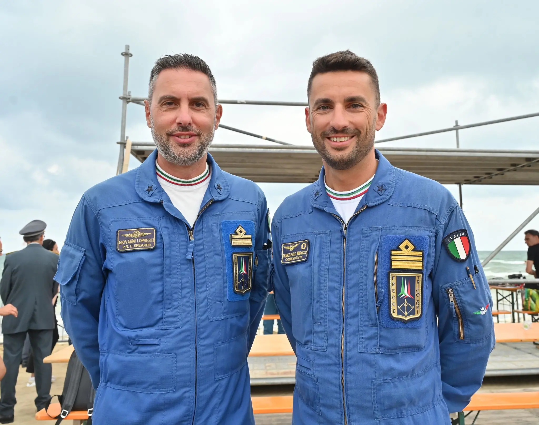 Incerti, fino all'ultimo. Fino a quando il tricolore non ha riempito il cielo di Lignano. L'airshow delle Frecce ha sfidato l'allerta meteo, passata da gialla ad arancione, e ha incantato il litorale friulano. Migliaia le persone con il naso in sù a vedere le acrobazie della Pan