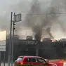 Fiamme alte e una colonna di fumo nero al Garage Venezia a Porcia