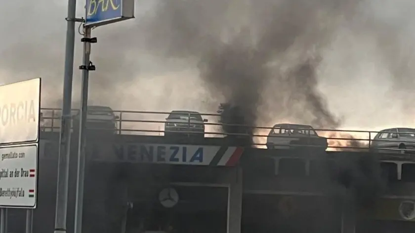 Fiamme alte e una colonna di fumo nero al Garage Venezia a Porcia