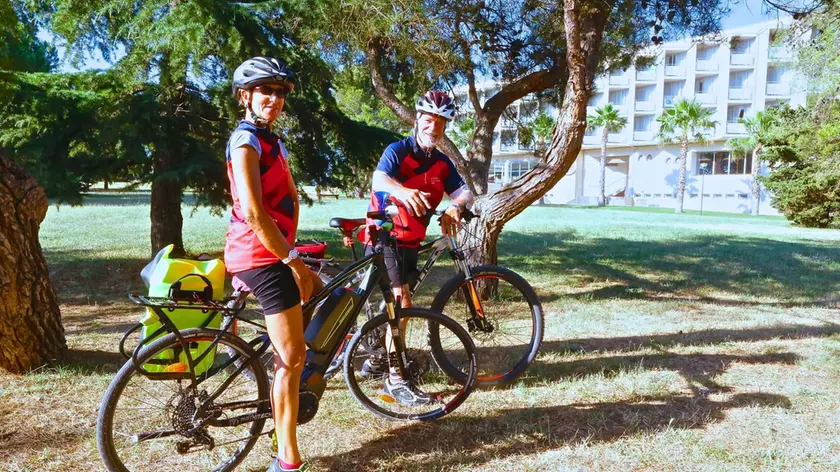 In alto i coniugi Sebastiano Visintin e Liliana Resinovich in una delle loro tante gite in bicicletta.