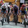 Lo sprint in cui Milan, il primo da destra, viene beffato dal belga Merlier (in bianco)