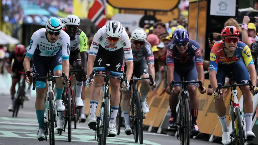 Lo sprint in cui Milan, il primo da destra, viene beffato dal belga Merlier (in bianco)