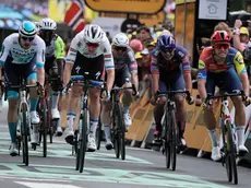Lo sprint in cui Milan, il primo da destra, viene beffato dal belga Merlier (in bianco)