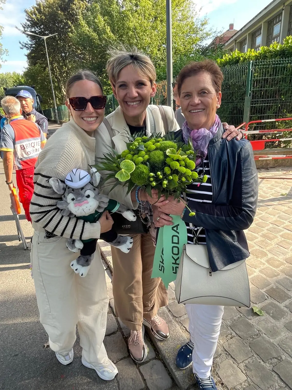 Da sinistra, la fidanzata di Milan Samira, la mamma Elena e nonna Marcella di Buja con i fiori per la maglia verde