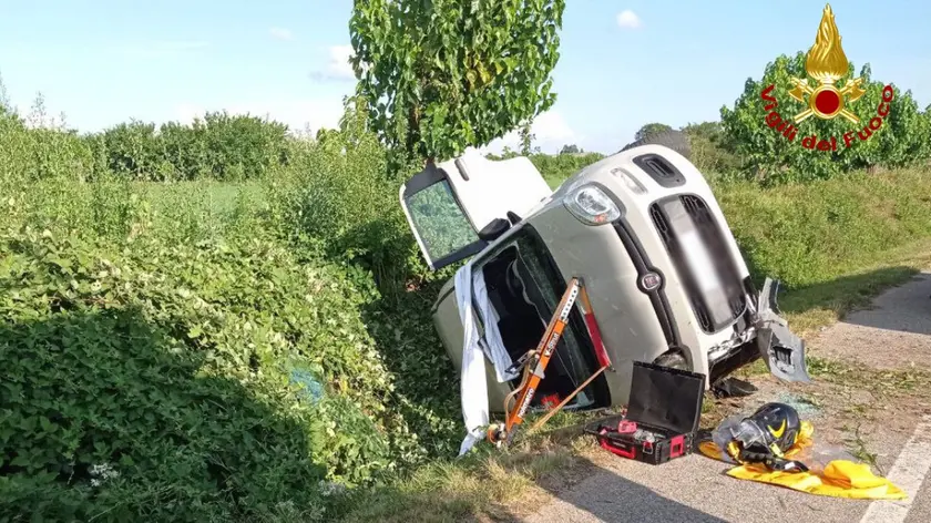 L'auto ribaltata a bordo strada, a Martignacco