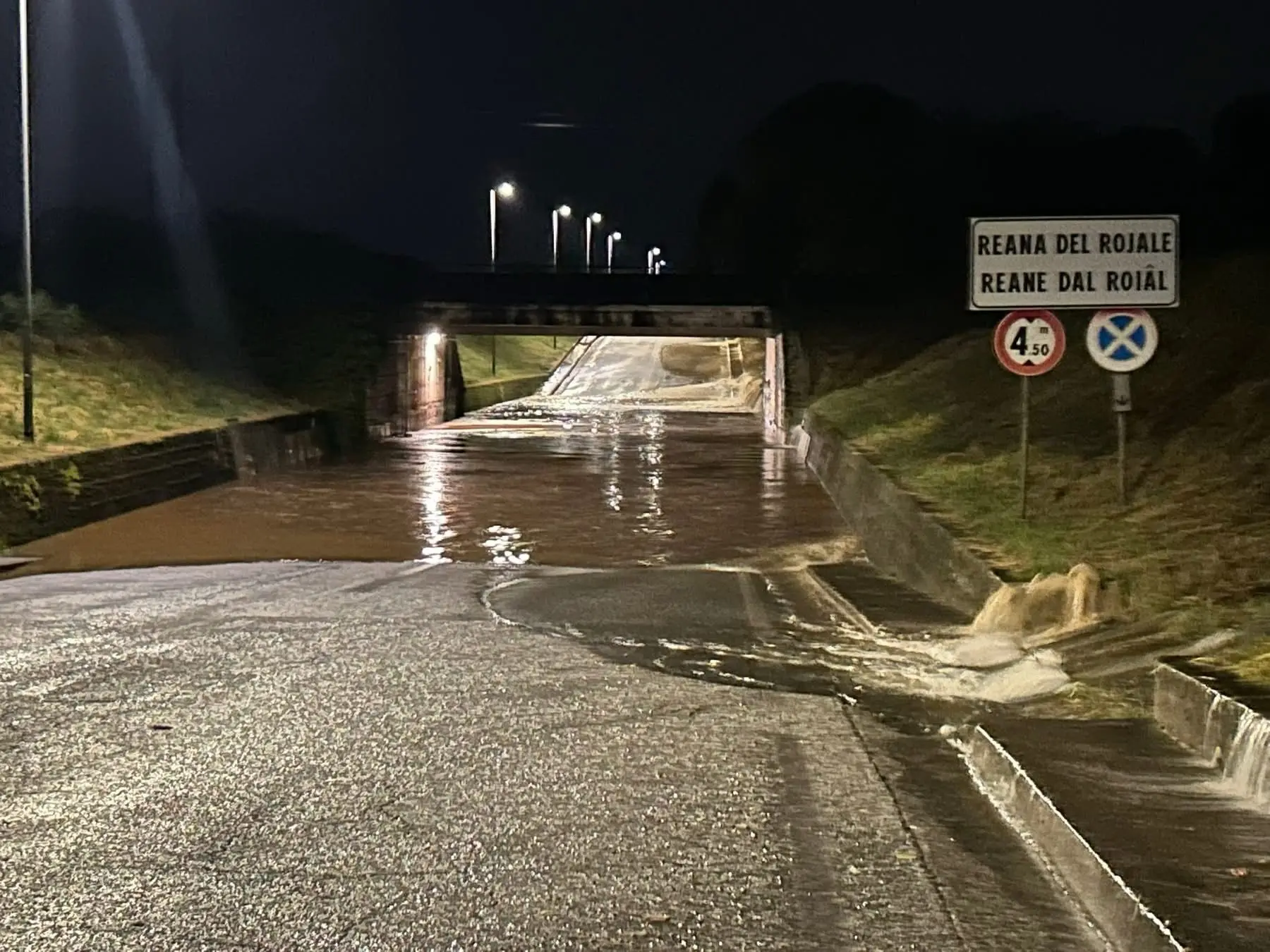 Allagamenti, alberi caduti, strade invase dall’acqua ed esondazioni: ecco le foto dei danni provocati dai violenti temporali tra lunedì e martedì.