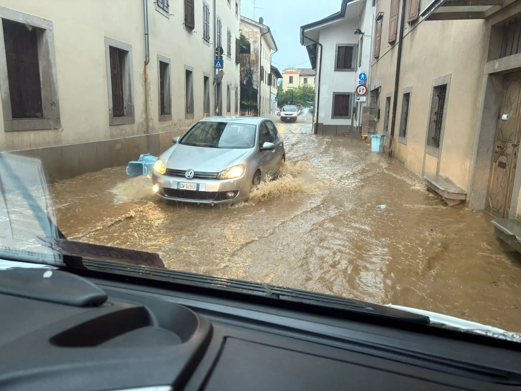 Allagamenti, alberi caduti, strade invase dall’acqua ed esondazioni: ecco le foto dei danni provocati dai violenti temporali tra lunedì e martedì.