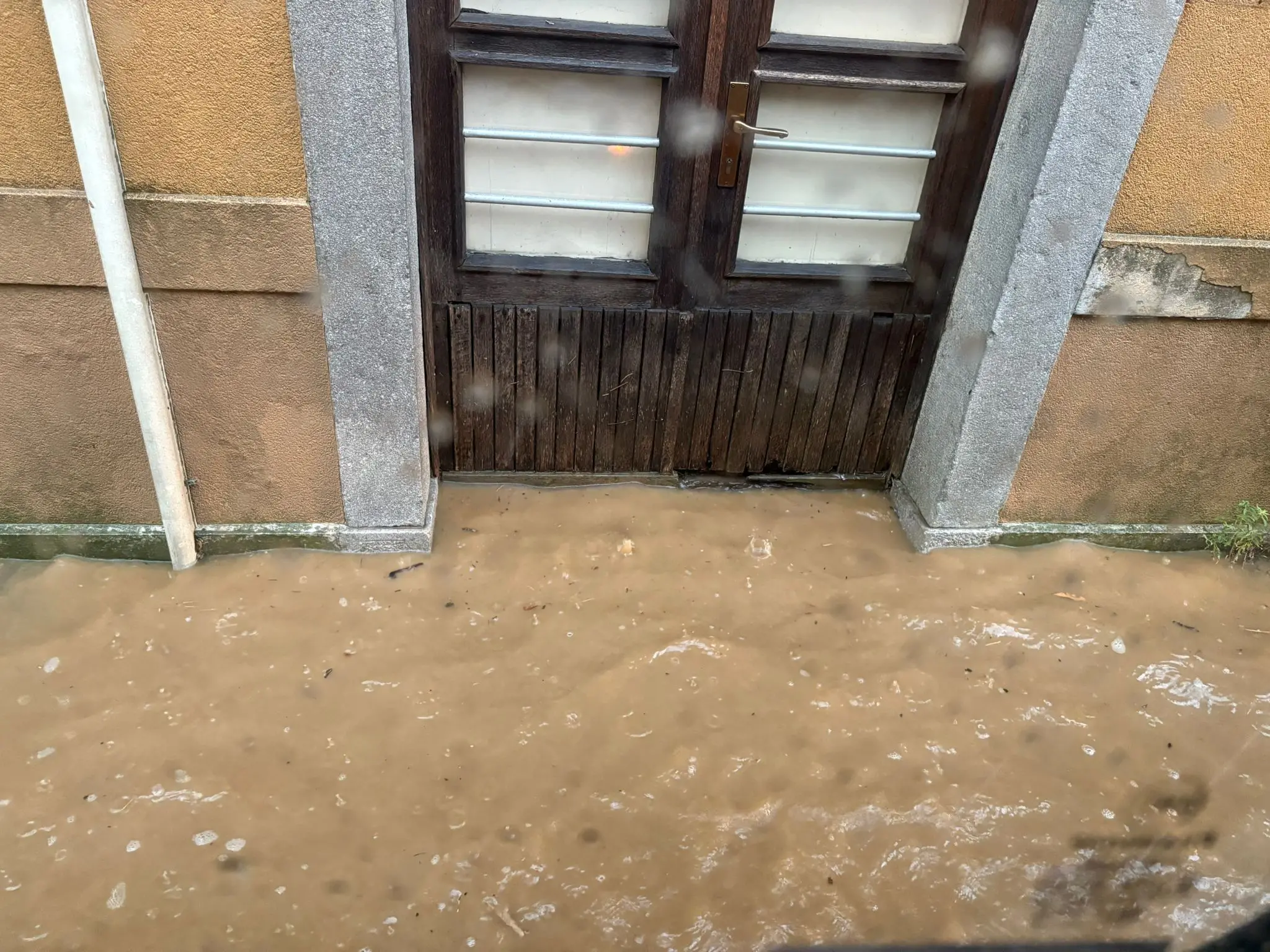 Allagamenti, alberi caduti, strade invase dall’acqua ed esondazioni: ecco le foto dei danni provocati dai violenti temporali tra lunedì e martedì.