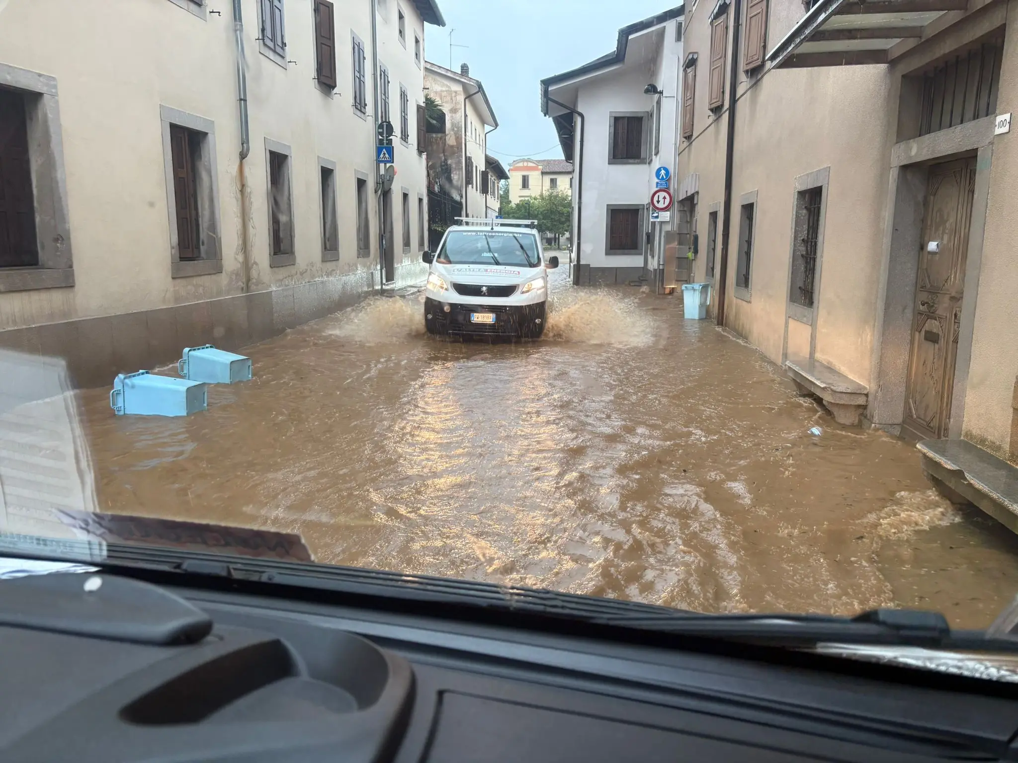 Allagamenti, alberi caduti, strade invase dall’acqua ed esondazioni: ecco le foto dei danni provocati dai violenti temporali tra lunedì e martedì.