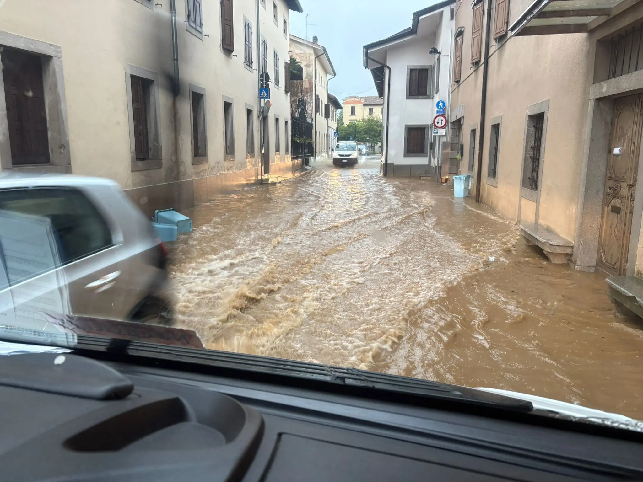 Allagamenti, alberi caduti, strade invase dall’acqua ed esondazioni: ecco le foto dei danni provocati dai violenti temporali tra lunedì e martedì.