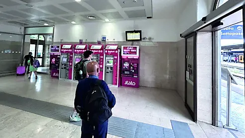 Viaggiatori spaesati alla stazione di Udine