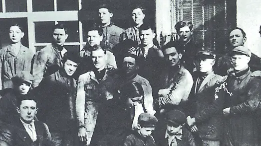 Antonio Zanussi (seduto),i figli e gli operai nella prima officina
