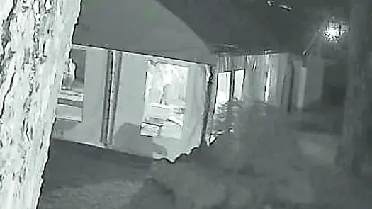 Il tendone abusivamente illuminato nelle immagini delle telecamere