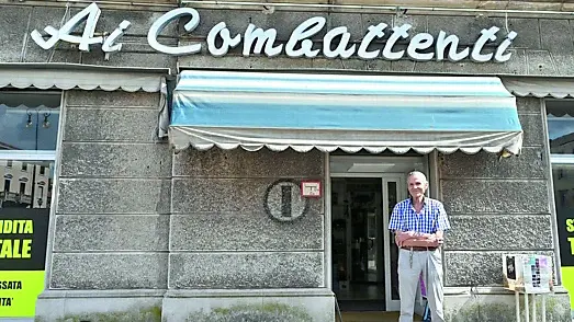 L’esterno dell’attività, con la storica scritta “Ai Combattenti" ©Foto Petrussi