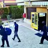 La rapina alla tabaccheria di Fontanafredda: in primo piano i tre rapinatori con il volto coperto