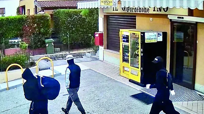 La rapina alla tabaccheria di Fontanafredda: in primo piano i tre rapinatori con il volto coperto