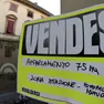 Cartello per la vendita di un appartamento a Pontedera in una foto d'archivio.