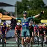 Il friulano Jonathan Milan a braccia alzate sul traguardo di Laval, ottava tappa del Tour de France