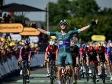 Jonathan Milan a braccia alzate sul traguardo di Laval, ottava tappa del Tour de France (foto Bettini / Petrussi)