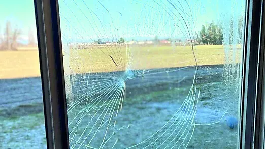 Una vetrata danneggiata dai giovani, poi identificati grazie alle telecamere