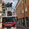 I vigili del fuoco al lavoro per domare l'incendio