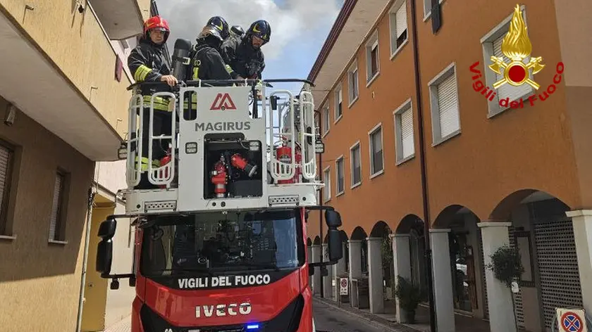 I vigili del fuoco al lavoro per domare l'incendio