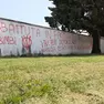 Le scritte no vax con cui è stato imbrattato il muro del cimitero di Feletto Umberto