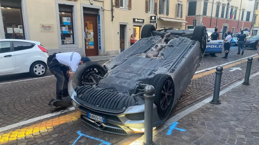 La Mercedes ribaltata in via Grazzano a Udine, fuggiti gli occupanti