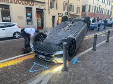 La Mercedes ribaltata in via Grazzano a Udine, fuggiti gli occupanti