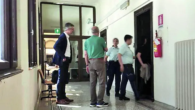 L’interrogatorio in Procura: da sinistra l’avvocato Scrascia, il pm Frezza e Podmenich